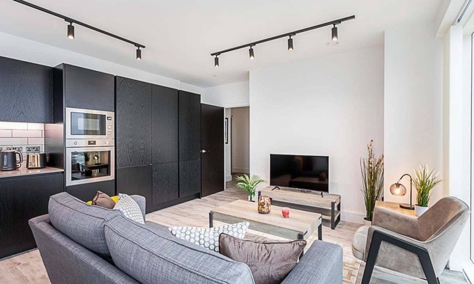 East Acton Apartment | Icon Tower Flat II