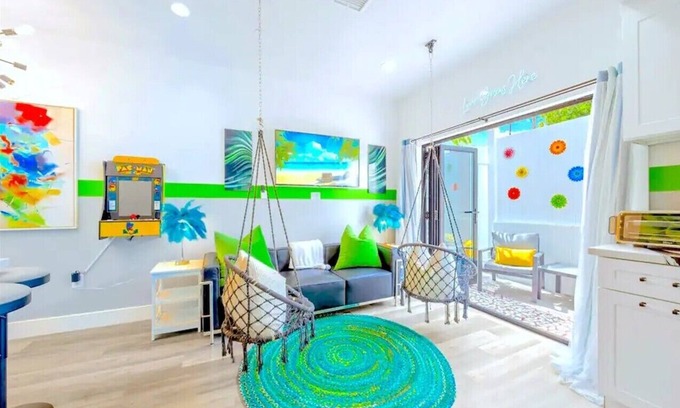 North Hollywood House | Iconic "2 in 1" Haven near Universal Studios: 2 Hot Tubs, Sleeps 21, Parking!