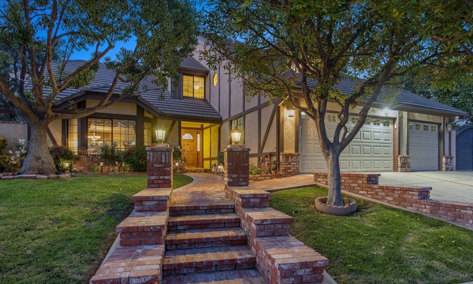 Simi Valley House | Iconic Poltergeist Movie Home – Premium Stay with Pool, Hot Tub, Fire Pit & More