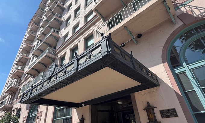 Downtown Long Beach Apartment | Iconic Sea Views, Prime Location 1 bed 1 bath walk to sea and shops