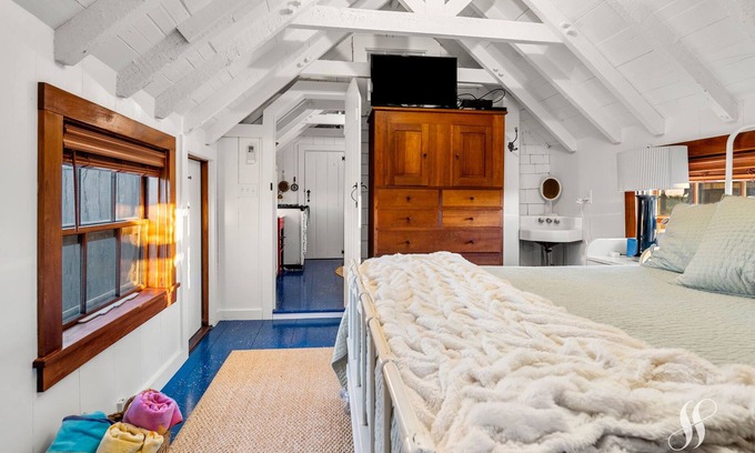 Smith Point Cottage | Iconic Smith's Point Cottage - 2 Bedrooms, Wifi, AC