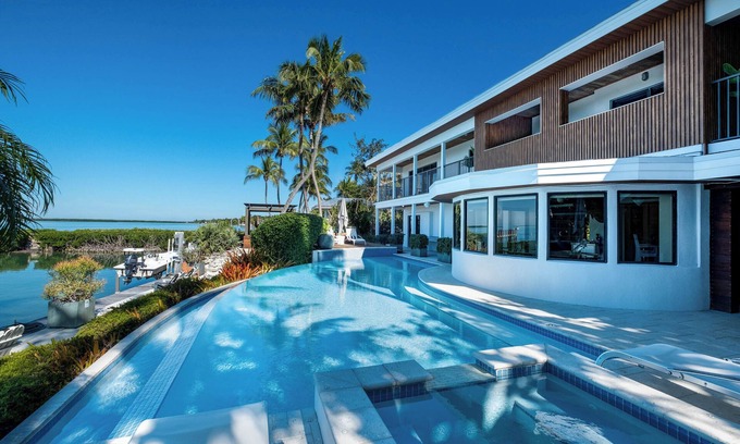 Islamorada House | Iconic Ted Williams Estate. Bayfront, Heated Infinity Pool & Hot Tub, Dockage.