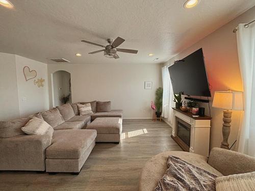 Caldwell House | Idaho Modern Retreat King Bed Backyard 2BR2BA