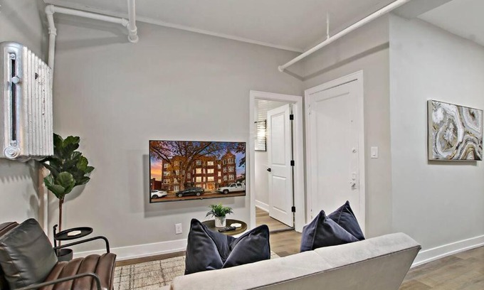 Evanston Apartment | Ideal 1-Bedroom Apartment - Hartrey G