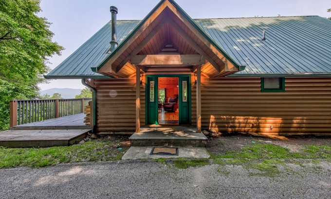 Rabun Gap Cabin | Ideal dog-friendly getaway with private pool, large deck, WiFi & lofted layout