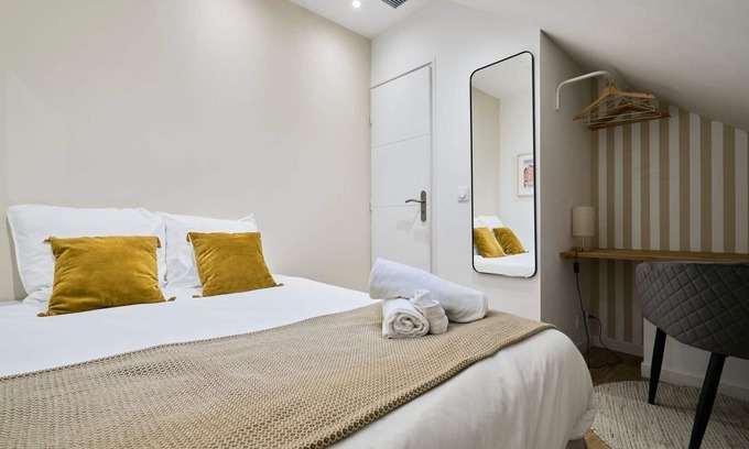 Old Town Apartment | Ideal family/pro*Center*WiFi*Netflix*A/C