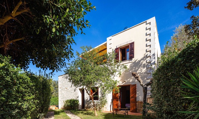 Vederi Villa | Ideal for Families Aloe Villa, Pool, sea View, Near Beaches, Restaurants, City