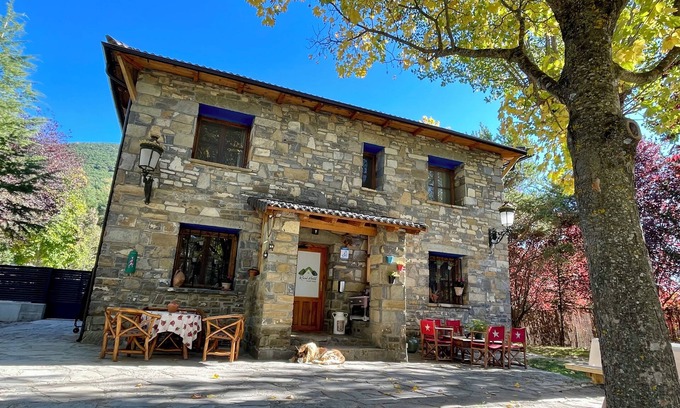 Oros Bajo Cottage | Ideal house for families 13 pax Large garden, barbecue, parking and children's area!