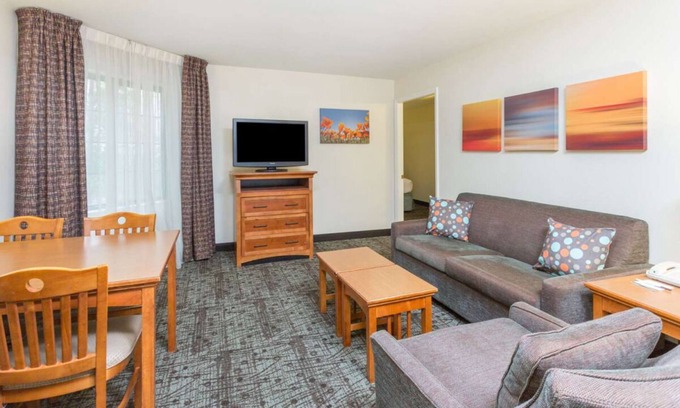 Dunwoody Apartment | Ideal Mix of Comfort and Value! Full Kitchen, Swimming Pool, Free Breakfast!