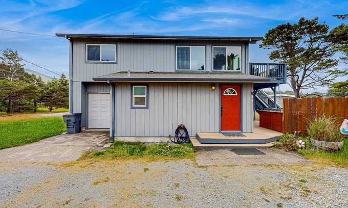 Rockaway Beach House | Ideal retreat, 100 yards to the beach - private hot tub, scenic deck & fast WiFi