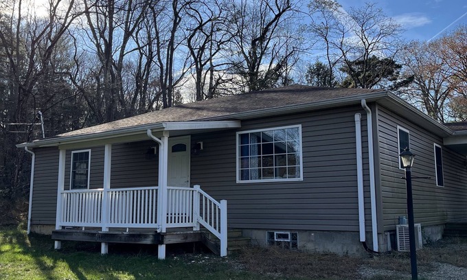 Gray House | Ideal spot for fall adventures - 10 min. from Ligonier. Pets welcome.