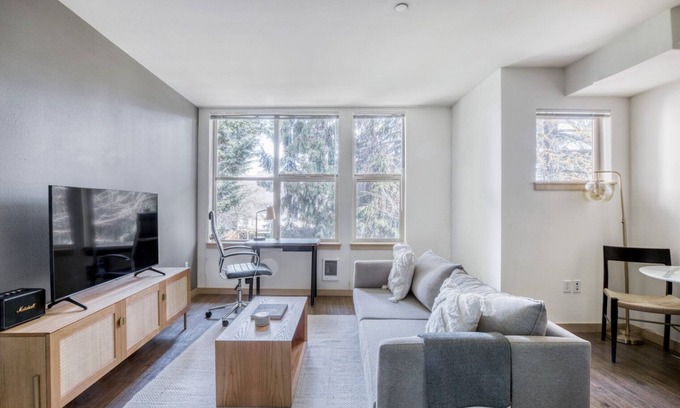 Wallingford Apartment | Ideal Wallingford 1BR w/W/D & Pets, nr shopping & bars, by Blueground