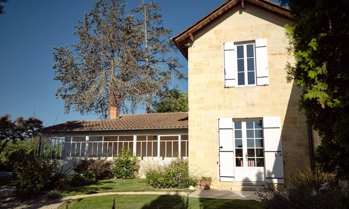 Montagne Cottage | Ideally located St Emilion Beautiful stone house in Bachus gite