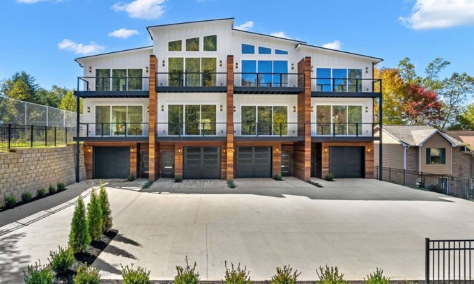 Ashley Oaks House | Idlewood Suites ~ 3-Story West Knoxville Suite #1