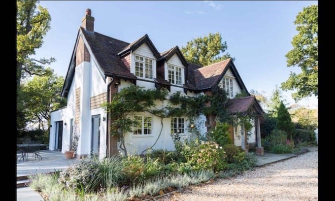 New Forest District Cottage | Idyllic 4 bedroom cottage in Brockenhurst w direct forest access