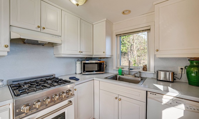 Anacortes Cottage | Idyllic Anacortes Stay: Ocean Views, Walk to Beach