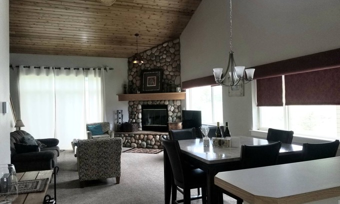 Big Sky House | Idyllic Big Sky Stay, Immaculate 3bed/3bath Townhome, Private Hot Tub