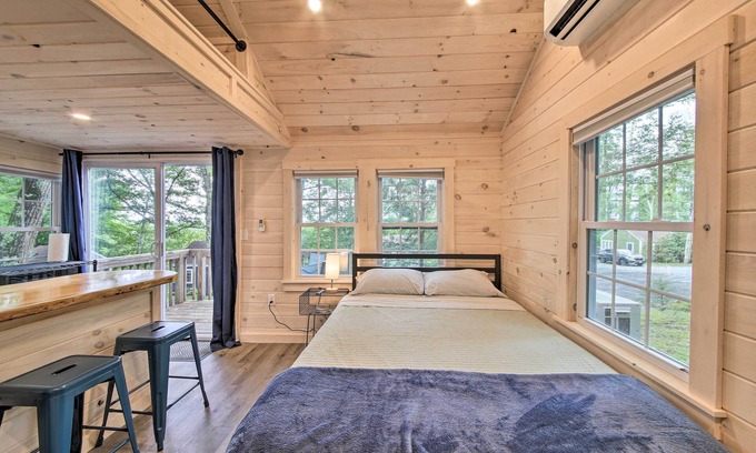 Edgecomb Apartment | Idyllic Edgecomb Forest Studio w/Deck & Balcony!
