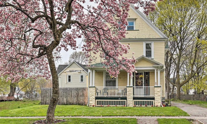Rochester Apartment | Idyllic Rochester Apt with Hot Tub 2 Miles to Dtwn!