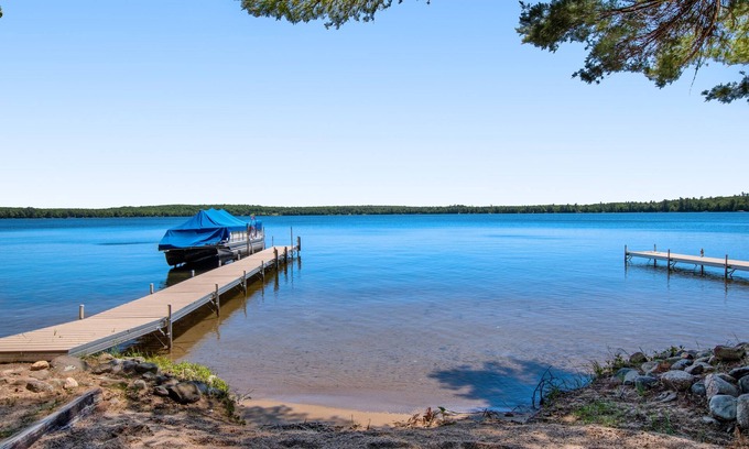 Conover Cabin | Idyllic waterfront cabin at Scott’s Twin Lake Resort with swimming beach & docks