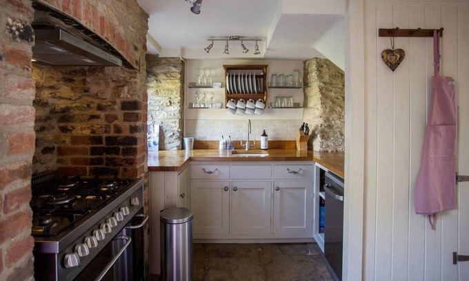 Fairford Cottage | Idyllic Wishbone Cottage in gorgeous river village Fairford, Cotswolds