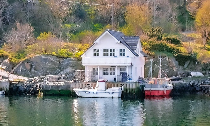 Austevoll House | Idyllically located awaits you this charming cottage and its terrace.