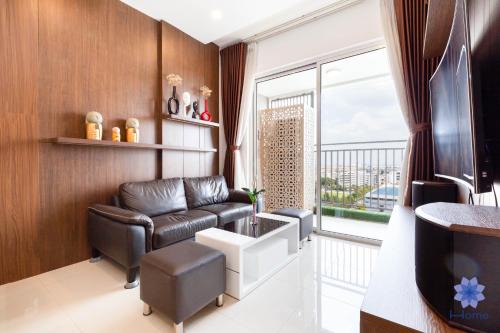 Phu Nhuan Apartment | iHome Furnished Apartments with Free Gym & Pool, Airport Pick-Up Service