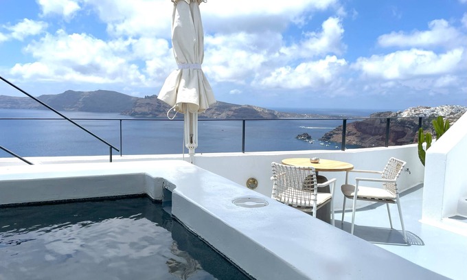 Oia Hotel | IKIES Santorini