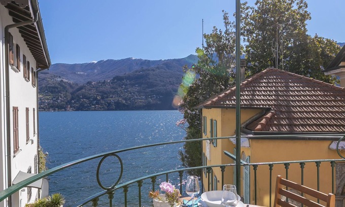 Carate Urio House | IL BALCONCINO with direct access in front of the house