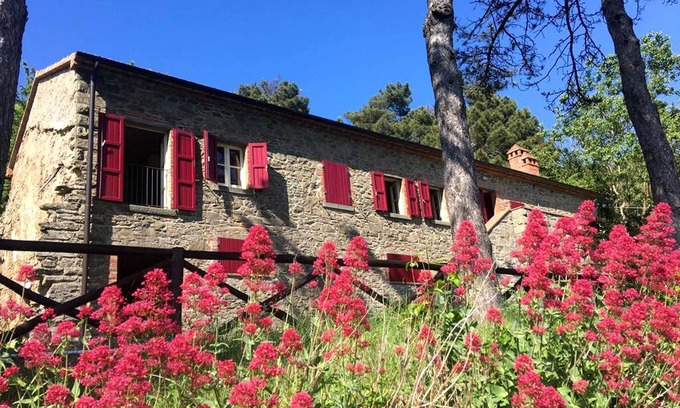 Cortona House | Il Rifugio, a farmhouse in Cortona with a panoramic view of Lake Trasimeno
