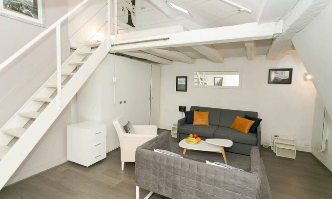 Les Iles Apartment | Ile Saint Louis Charming Flat With Mezzanine