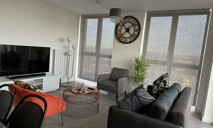 Canning Town Apartment | Immaculate 2-Bed Apartment in east London