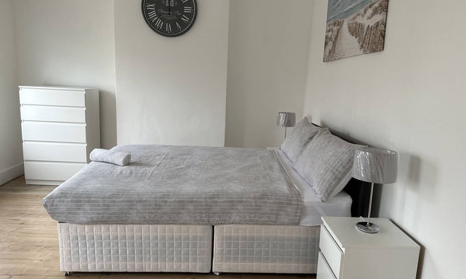 Enfield Lock House | Immaculate 4-Bed House in Enfield near Enfield loc