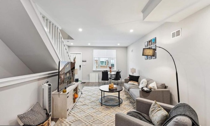 South Philadelphia House | Immaculate, Modern 3 Bedroom 2 Bath Full HousenMins away from Stadiums