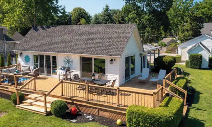 Kingsville Cottage | Immaculate waterfront cottage; Serenity On The Bluff