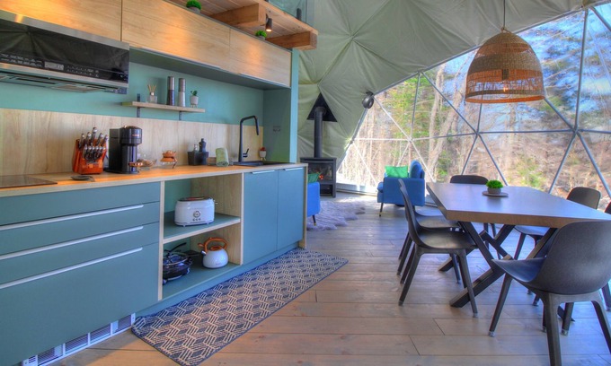 Notre-Dame-de-la-Merci Cabin | Immersive 4-season accommodation experience in a dome in a natural environment.