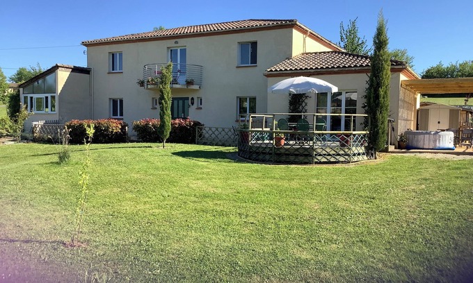 Saint-Etienne-de-Villereal Apartment | Impeccable 1-Bed Apartment