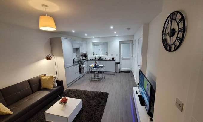 Haversham House | Impeccable 2-bed House in Milton Keynes