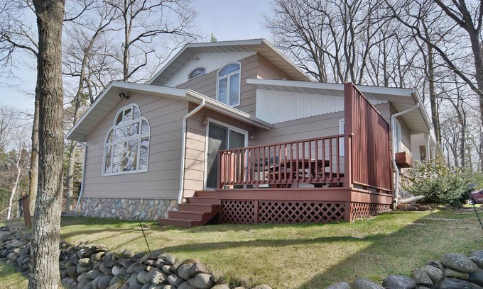 Hayward House | Impeccable, 3 bedroom and 2 full bath vacation home (Winter Special)