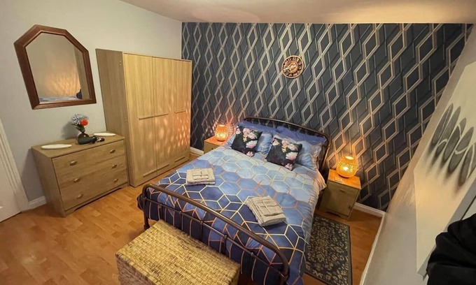 Swindon House | Impeccable 4-Bed Home Away From Home in Swindon