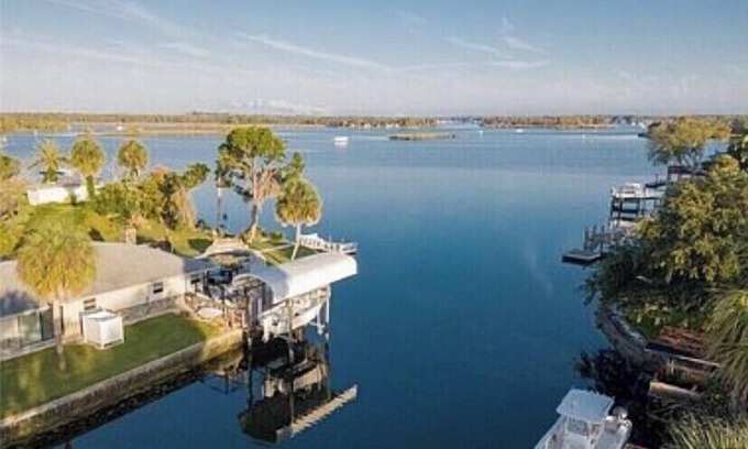 Crystal River House | IMPECCABLE CRYSTAL RIVER KING'S BAY WATERFRONT RETREAT - COMFORT & SERENITY