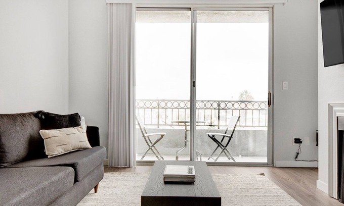 Rampart Village Apartment | Impeccable Koreatown 1BR near 6th St bars & restaurants, by Blueground