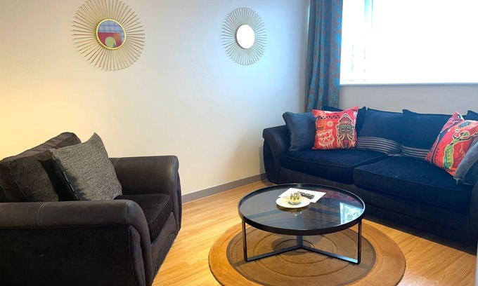 Havering Park House | Impeccable Spacious 6-Bed House in Romford