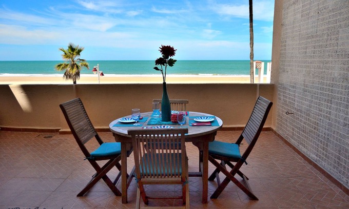 Cadiz Apartment | Impressive frontal beach apartment with big terrac