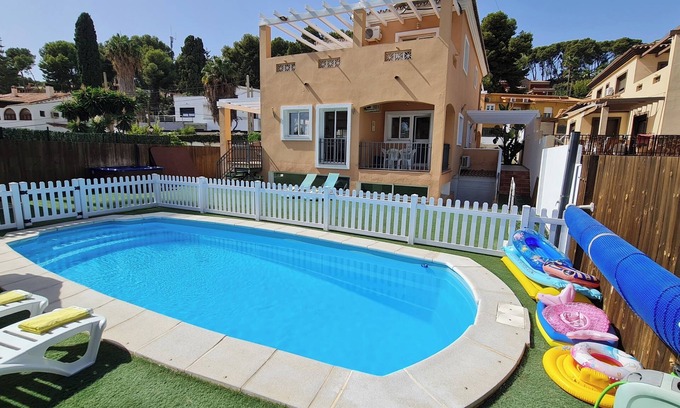 Torremolinos House | Impressive Villa Paraíso with Pool, Jacuzzi, Wi-Fi & Air Conditioning