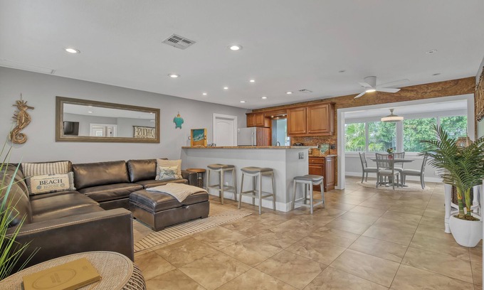Juno Beach House | In between the intercoastal and oceannwalk to the watern