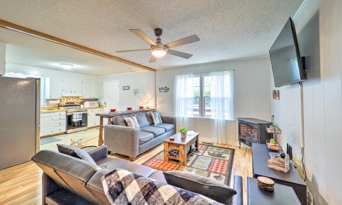 Pineola House | In Golf Community with Pool Access Newland Cabin