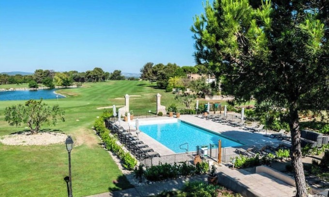 Pont Royal Apartment | In Provence, on an estate dedicated to sports and leisure.