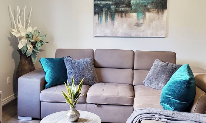 Kitchener House | In style 3 Bdrm house- king bed, Netflix, 2 parking