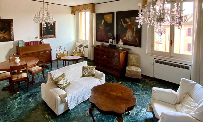 Historic Center Apartment | In the centre of Bologna with prestigious furniture and antique pieces of art